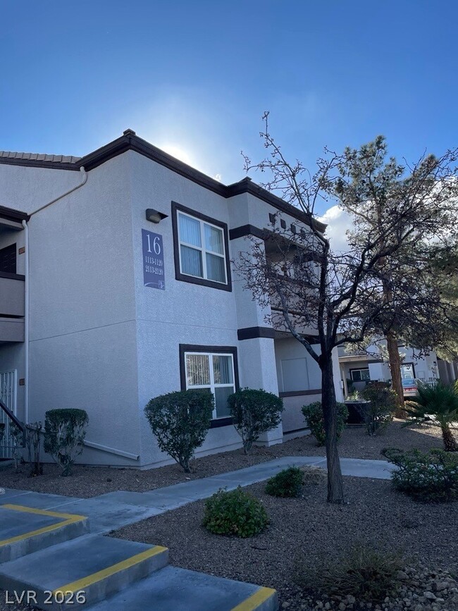 7255 W Sunset Rd in Las Vegas, NV - Building Photo - Building Photo