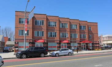 5804 Main St in Flushing, NY - Building Photo - Building Photo