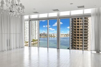475 Brickell Ave, Unit 3113 in Miami, FL - Building Photo - Building Photo