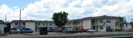 Residences at Canal in Ft. Myers, FL - Foto de edificio - Building Photo