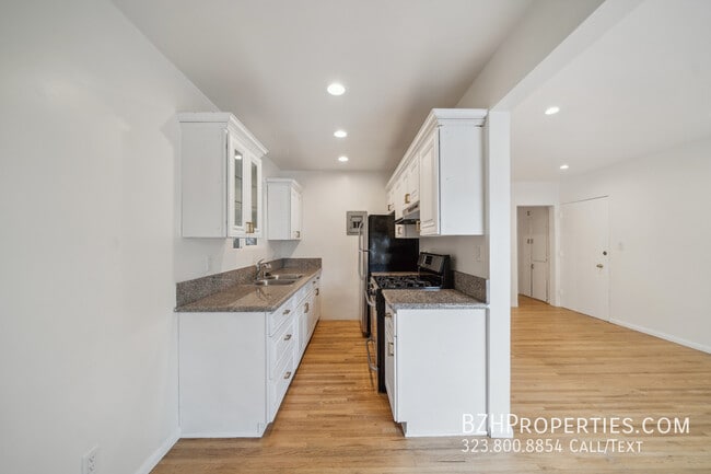 710 Westmount Dr in West Hollywood, CA - Building Photo - Building Photo