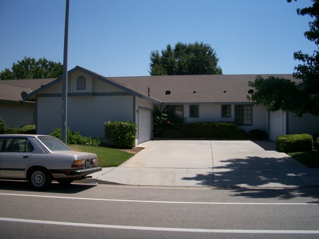 276 W Barstow Ave in Clovis, CA - Building Photo - Building Photo