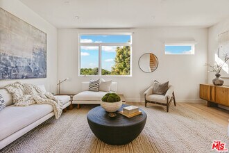 3220 S Barrington Ave in Los Angeles, CA - Building Photo - Building Photo