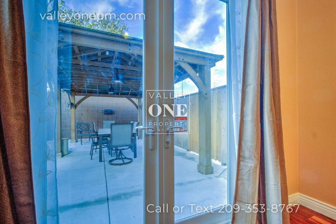 2299 Ogden Sannazor Dr in Tracy, CA - Building Photo