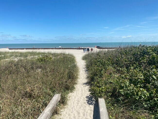 201 Taylor Ave, Unit 2 b in Cape Canaveral, FL - Foto de edificio - Building Photo