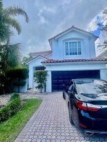 905 Natures Cove Rd in Dania Beach, FL - Building Photo