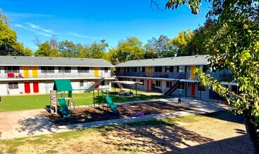 Sundance Apartments in San Marcos, TX - Building Photo - Building Photo