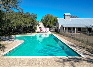 Pawel Village in San Antonio, TX - Foto de edificio - Building Photo