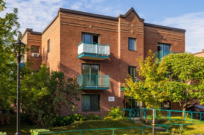 Place Rester in Montréal, QC - Building Photo - Primary Photo