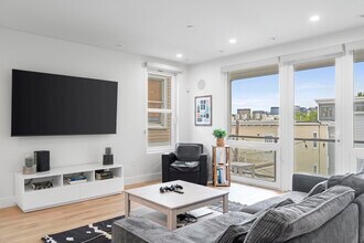 326 W Broadway in Boston, MA - Building Photo - Building Photo