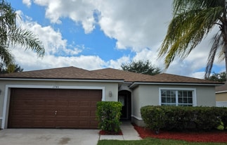 1745 Strathmore Cir in Mount Dora, FL - Building Photo