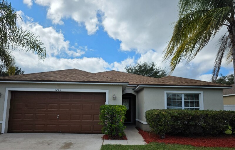 1745 Strathmore Cir in Mount Dora, FL - Foto de edificio