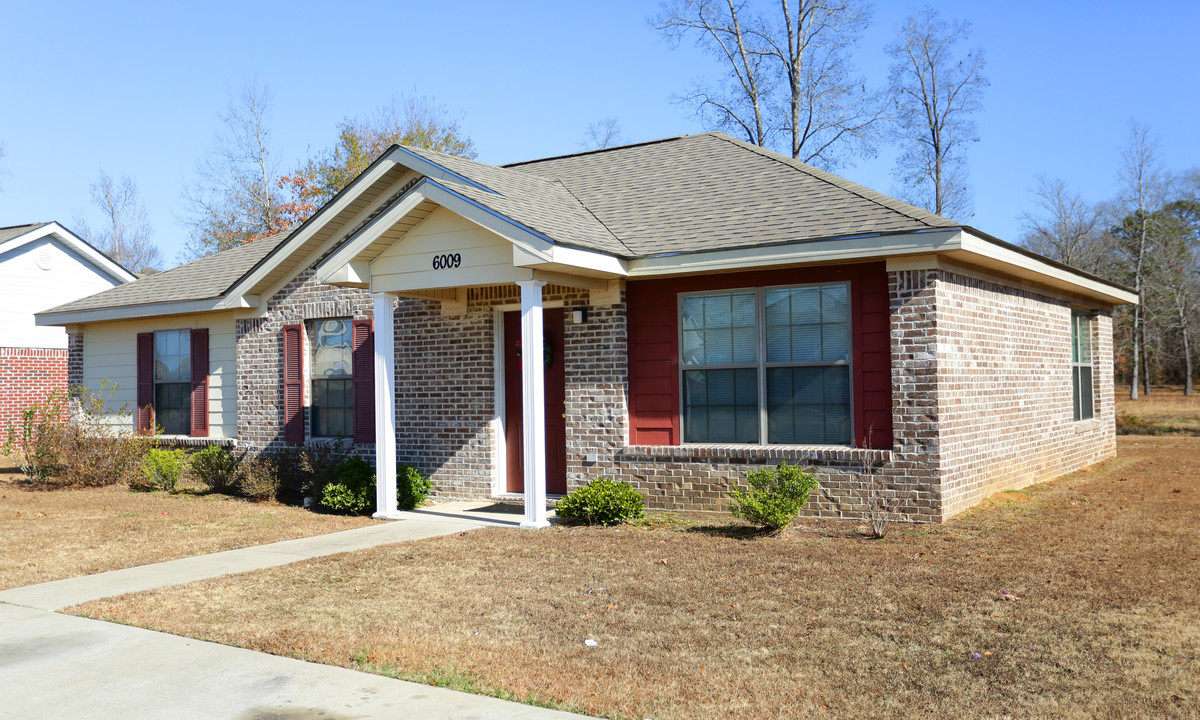 Community Village Apartments in Montgomery, AL - Building Photo