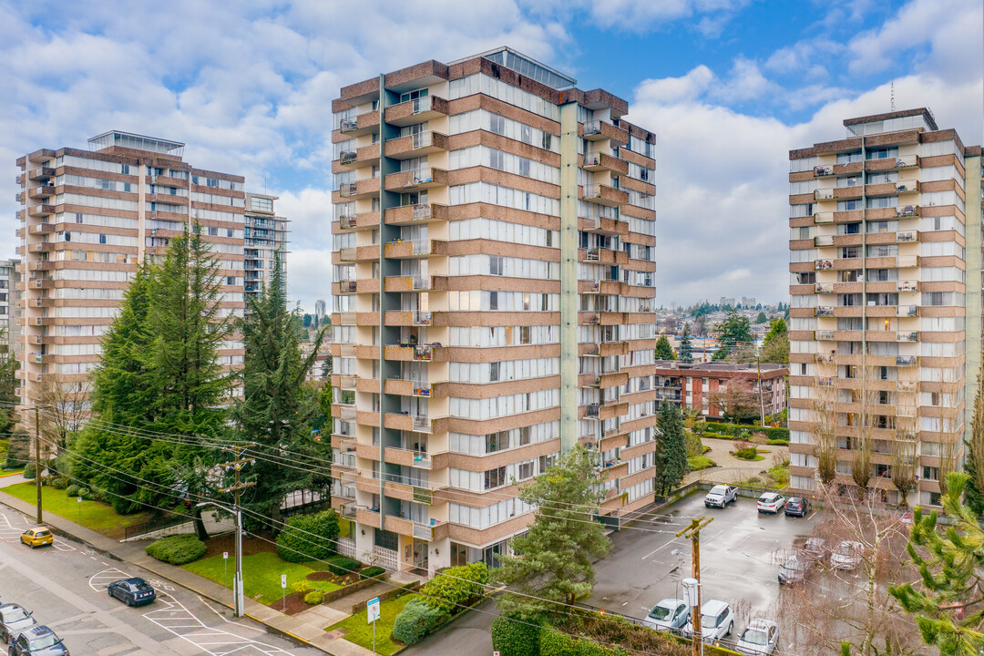 Edgewater Towers in New Westminster, BC - Building Photo