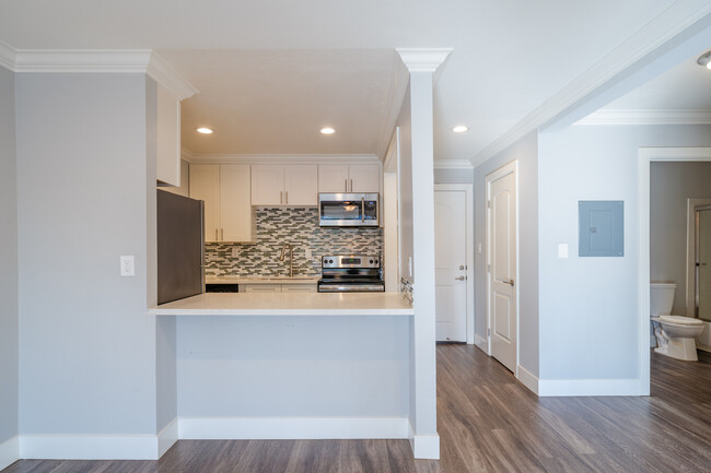 Stone Creek Apartments in Redwood City, CA - Building Photo - Interior Photo