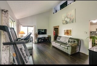 5589 Rainier Ct in Parma, OH - Building Photo - Building Photo