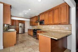 17601 Tarzana St in Encino, CA - Building Photo - Building Photo