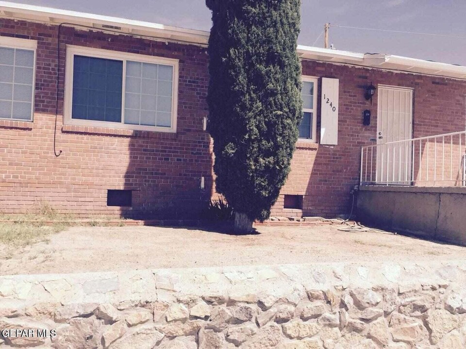 1240 Huckleberry St in El Paso, TX - Foto de edificio