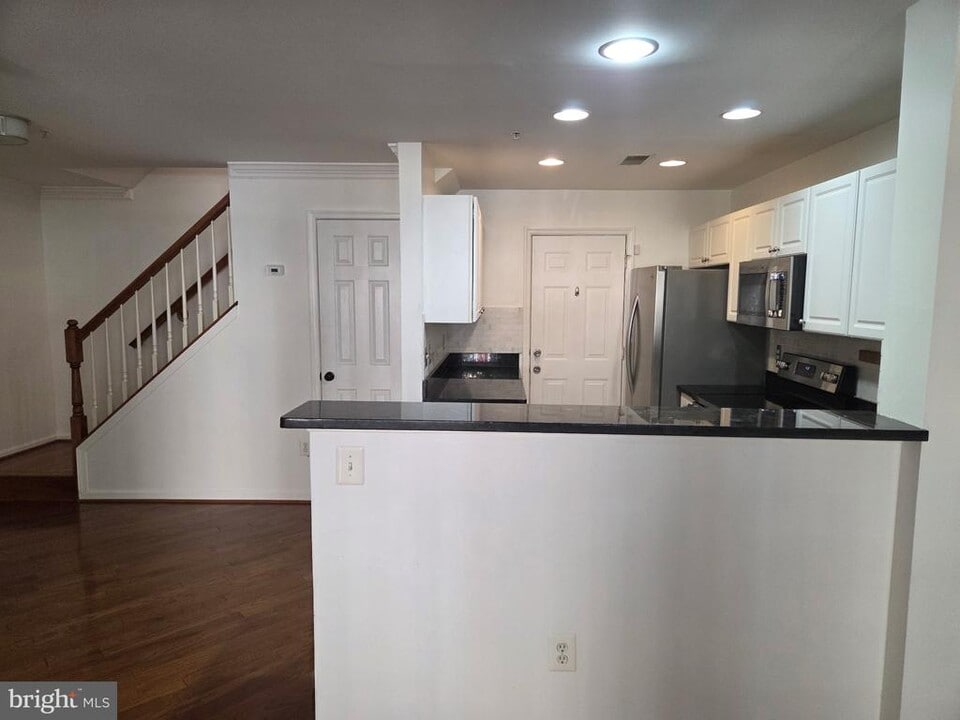 1930 Crescent Park Dr in Reston, VA - Building Photo