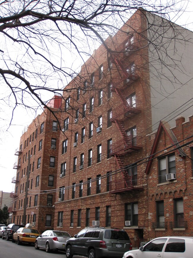 34-20 30th St in Long Island City, NY - Foto de edificio - Building Photo