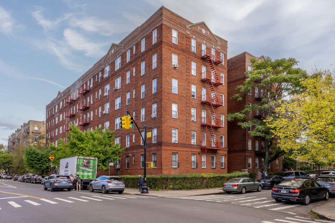 1890 E 5th St in Brooklyn, NY - Foto de edificio