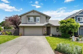 220 SW 3rd St in Dundee, OR - Building Photo