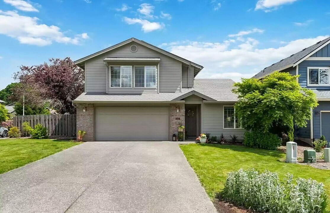 220 SW 3rd St in Dundee, OR - Building Photo