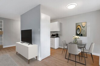 Roselawn Manor in Toronto, ON - Building Photo - Building Photo