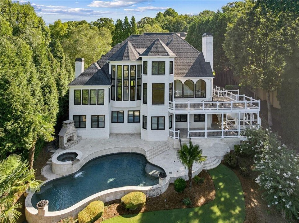 675 Falls Lake Dr in Alpharetta, GA - Building Photo