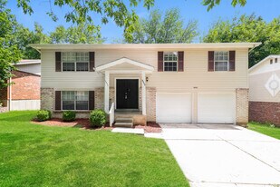 2032 Farflung Dr in Florissant, MO - Building Photo