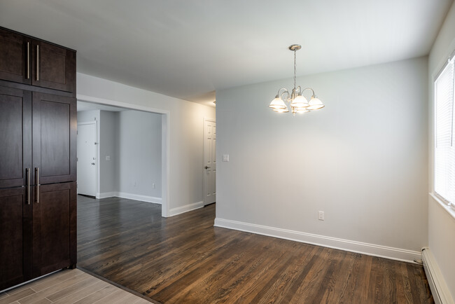 Kings Gardens in Woodbridge, NJ - Building Photo - Interior Photo