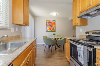 Westwood Apartments in Davis, CA - Foto de edificio - Interior Photo