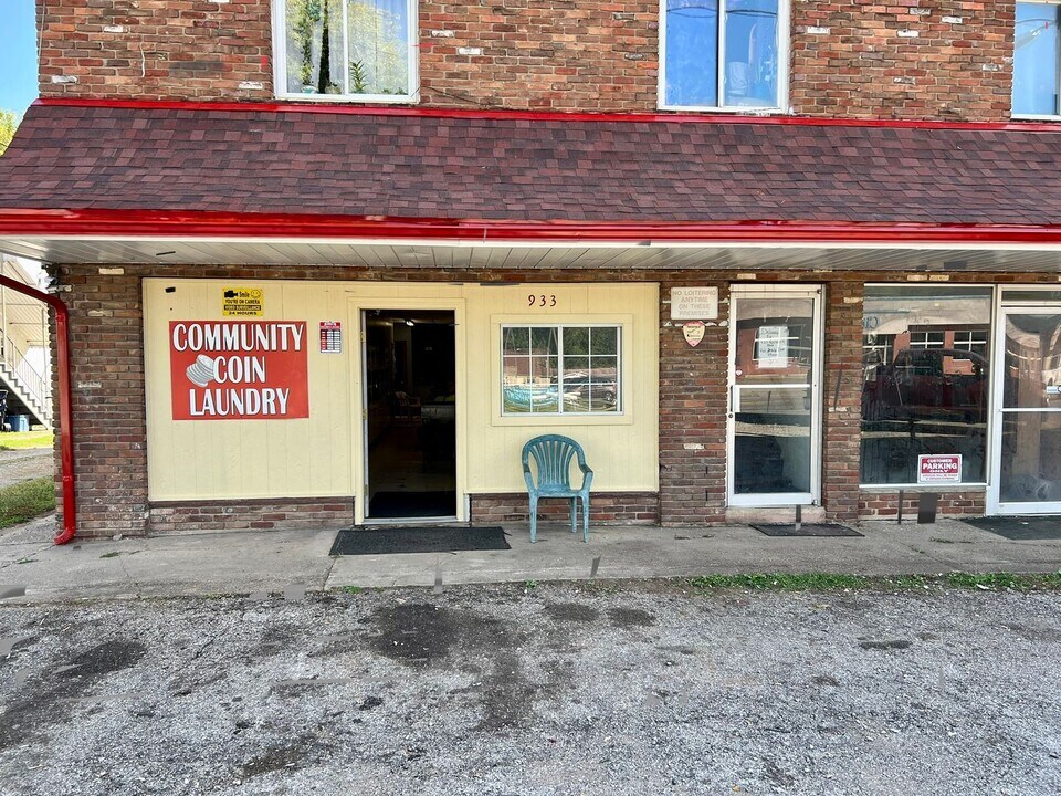 933 Roosevelt Blvd in Eleanor, WV - Building Photo