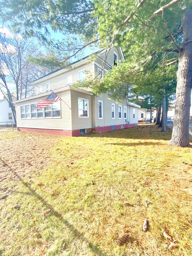 145 Water St, Unit 2 in Waterville, ME - Building Photo - Building Photo