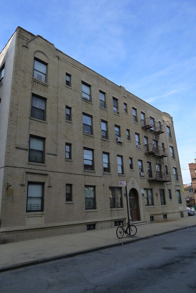 1865 Bogart Ave in Bronx, NY - Foto de edificio - Building Photo