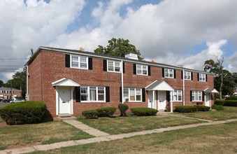 Evergreen Town House Apartments in New Britain, CT - Foto de edificio - Building Photo
