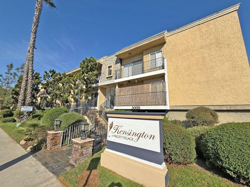 5000 Whitsett Ave in Los Angeles, CA - Building Photo
