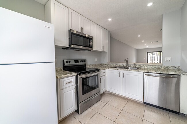2720 S Oakland Forest Dr in Oakland Park, FL - Building Photo - Building Photo
