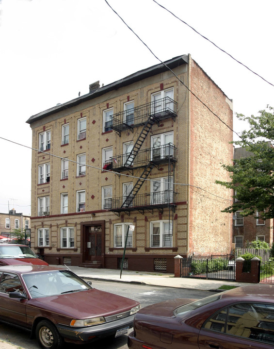 361 Miller Ave in Brooklyn, NY - Building Photo