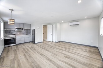 2037 W First St in Ft. Myers, FL - Foto de edificio - Building Photo