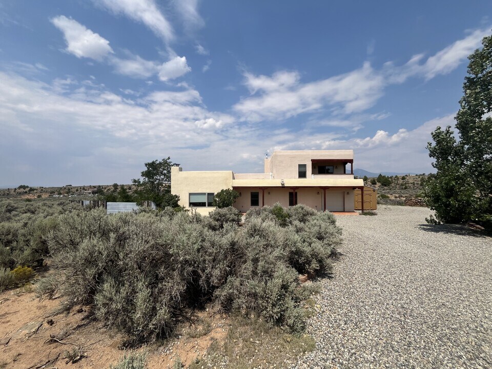 70 Camino de los Arroyos in Ranchos De Taos, NM - Building Photo