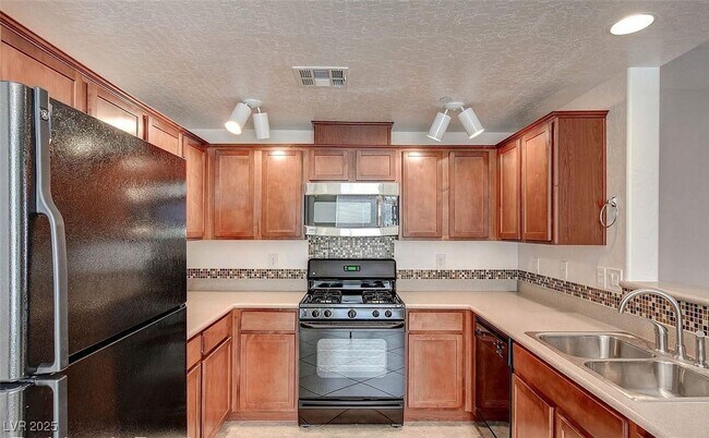 6868 Sky Pointe Dr