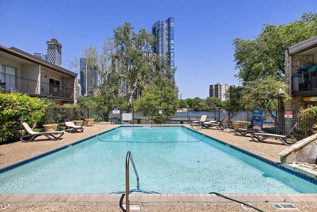 500 E Riverside Dr, Unit 256 in Austin, TX - Foto de edificio