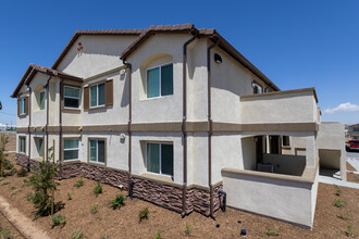 LAS CASITAS in Hesperia, CA - Foto de edificio - Building Photo