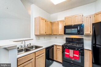 6011 Rosebud Ln in Centreville, VA - Foto de edificio - Building Photo