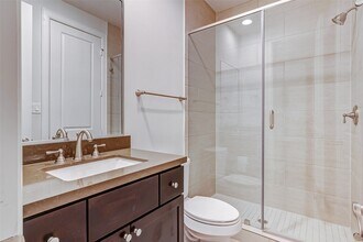 2209 Chenevert St in Houston, TX - Building Photo - Building Photo