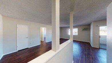 Royal Terrace Apartments in Los Angeles, CA - Building Photo - Interior Photo
