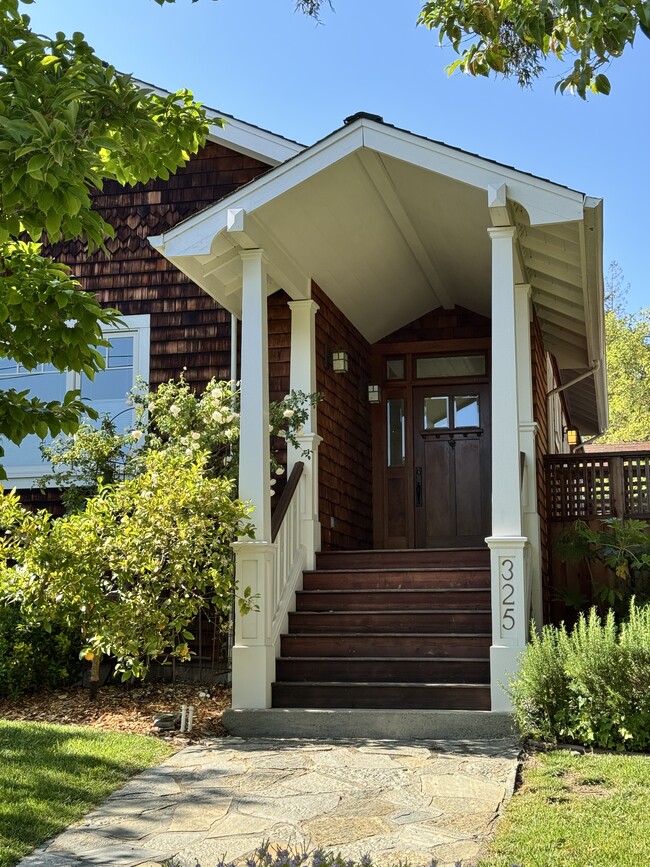 325 Grant Ave in Petaluma, CA - Foto de edificio - Building Photo