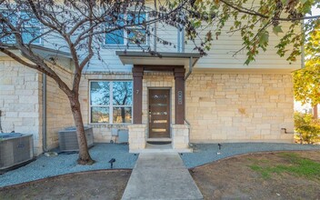 2101 Town Centre Dr in Round Rock, TX - Building Photo - Building Photo