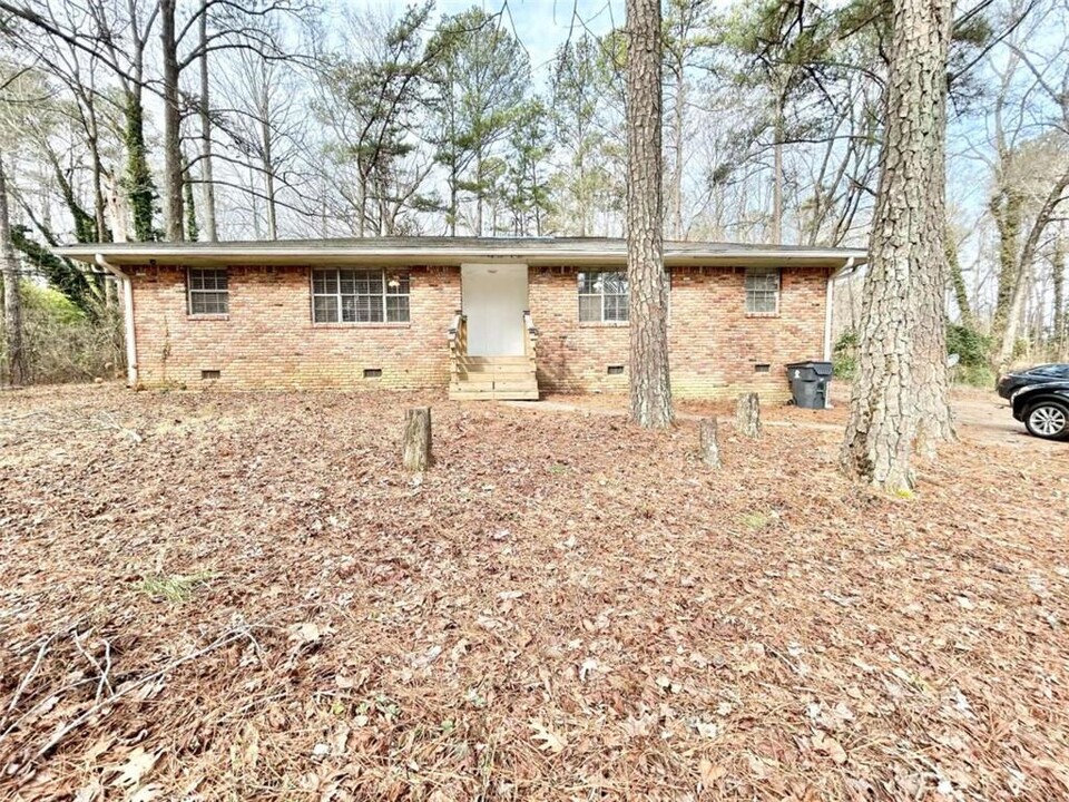 6500 Raymond Dr in Union City, GA - Building Photo